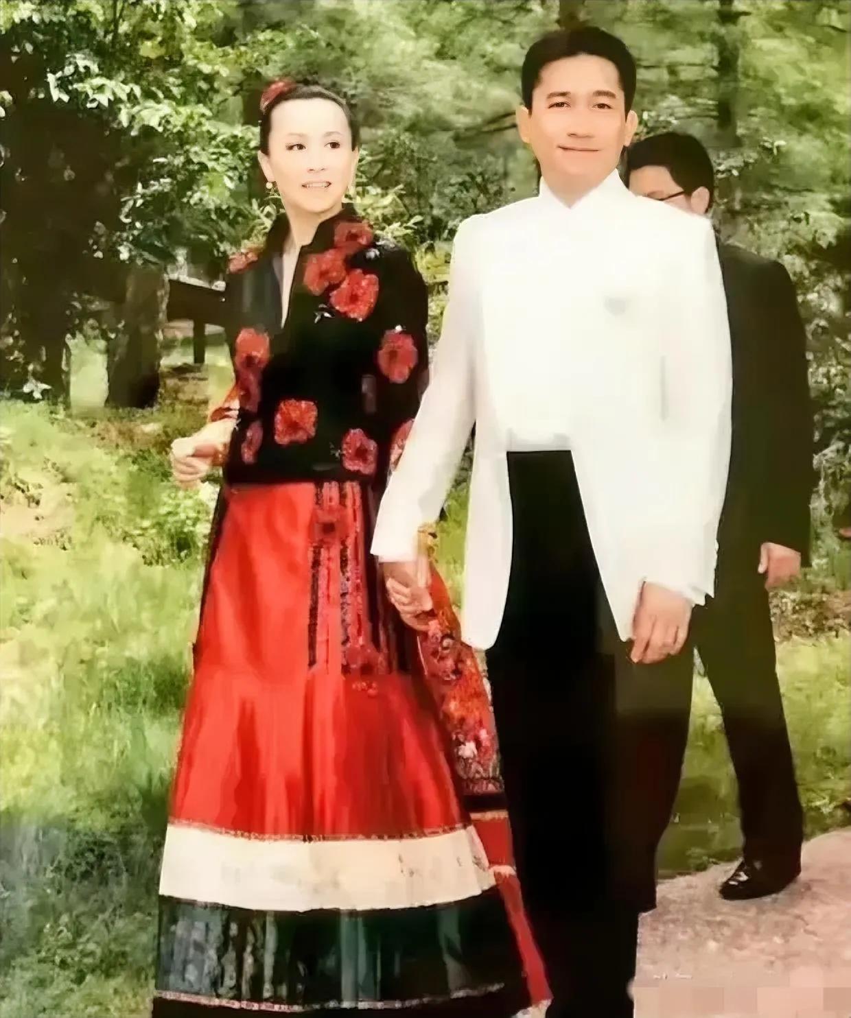 刘嘉玲梁朝伟2008年的结婚照，姐姐的乡土气息太浓郁了，土的可爱。老公梁朝伟却帅