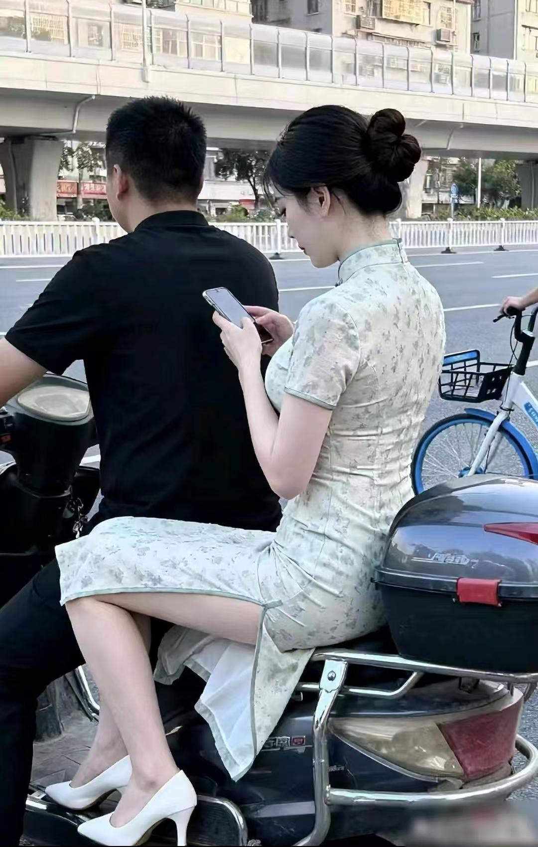 月薪三千能找到这女朋友，是什么水平？

月薪三千骑电驴，后座坐旗袍大美女！这水平