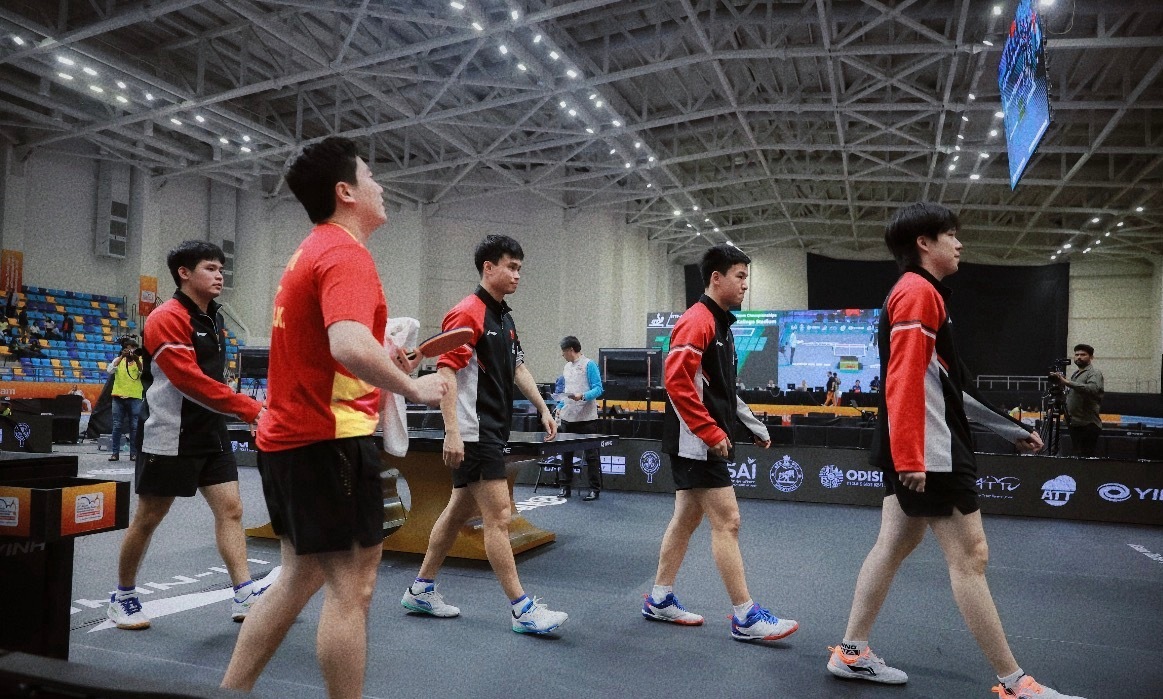 抵达伦敦首训开启！王楚钦孙颖莎全神贯注备战世乒赛，国乒团队火力拉满剑指冠军！北京