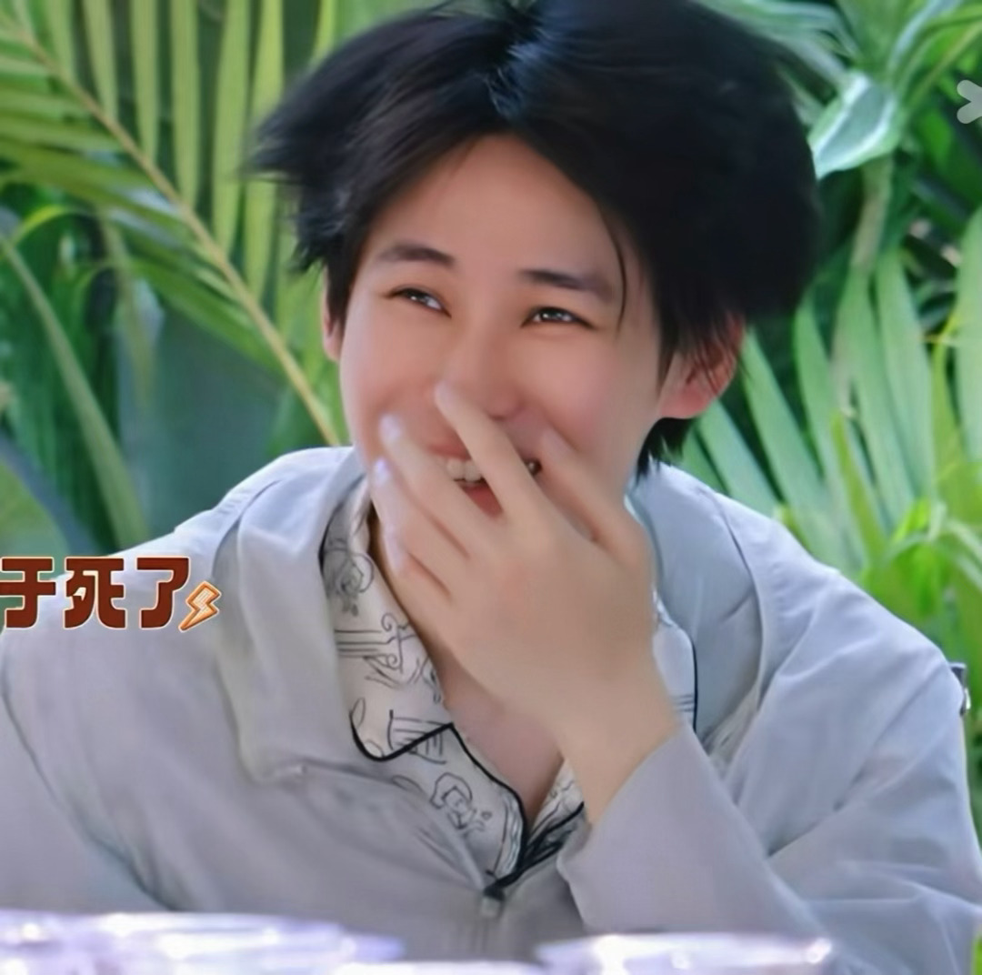 刚睡醒炸毛了猫 