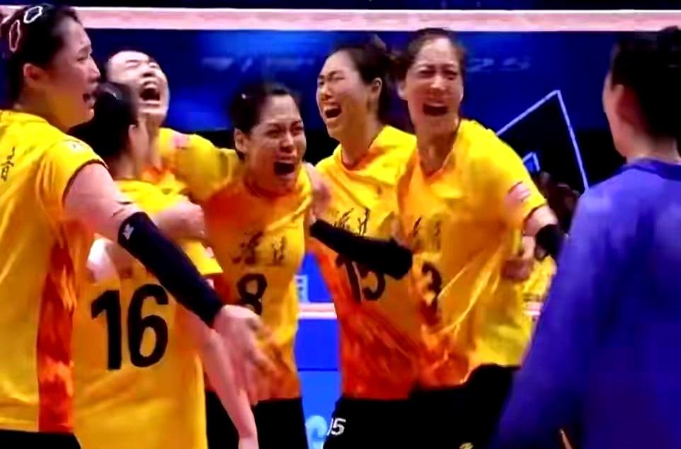 福建女排这次全运会铜牌拿得真是让人捏把汗。先赢两局以为稳了，结果被上海队连追两局