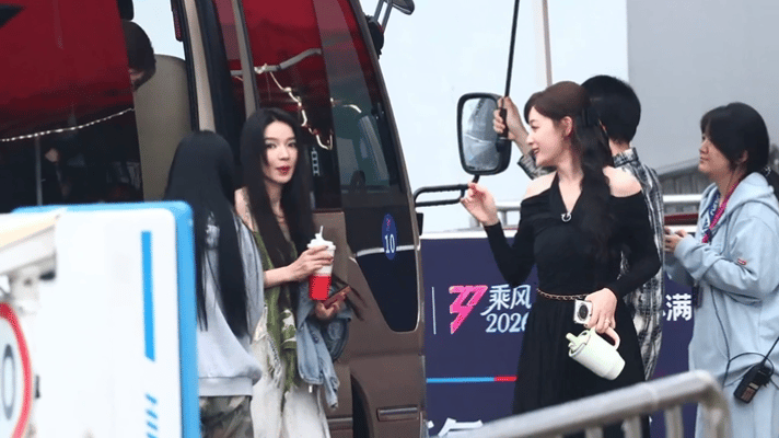 代斯何宣林飞吻代斯何宣林同频飞吻 上班路透卷成这样了吗？代斯何宣林连飞吻都同步，