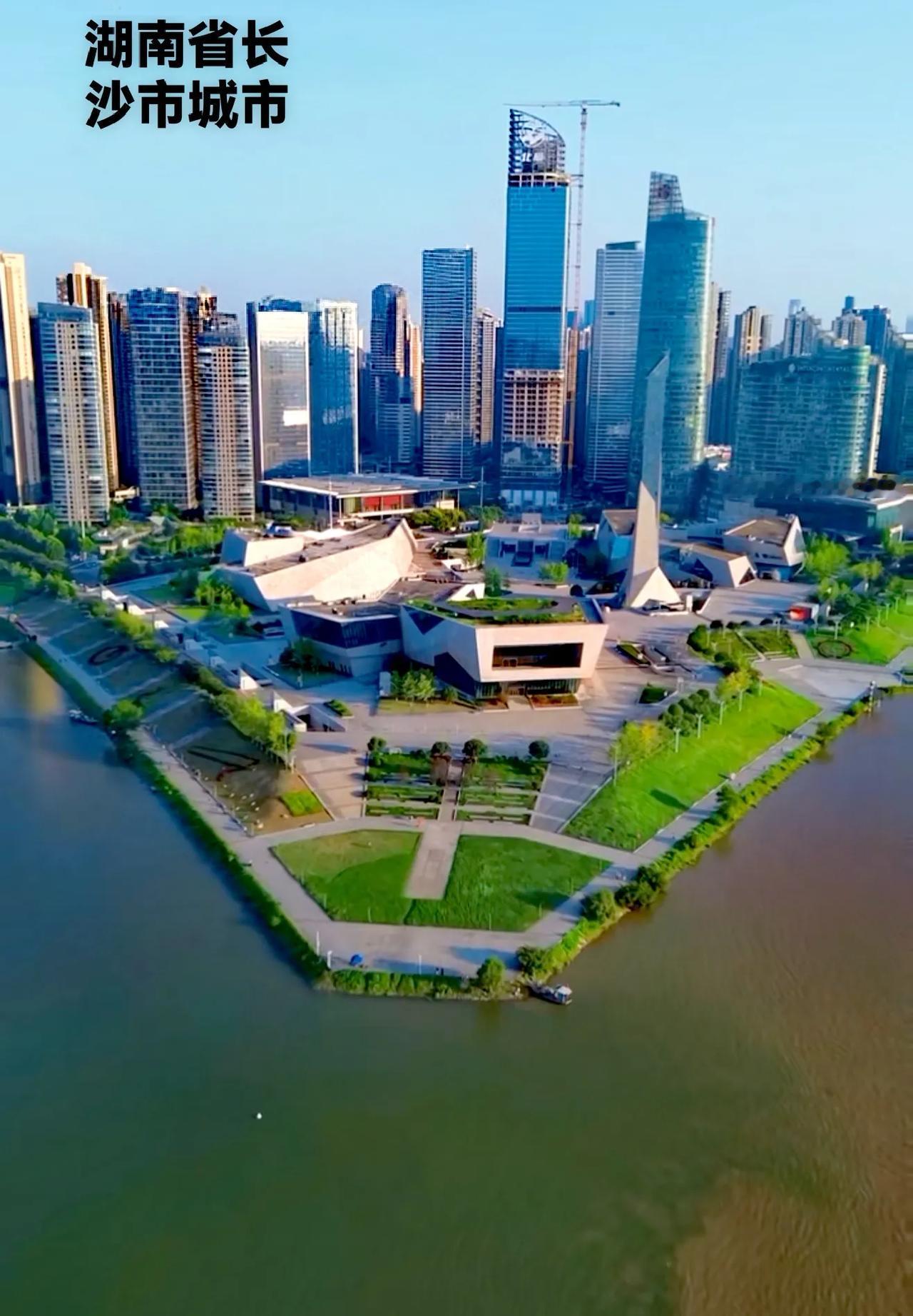 长沙市北辰三角洲这个地方，可以说是整个长沙城建最适合发展的好地方。完全合适建长沙