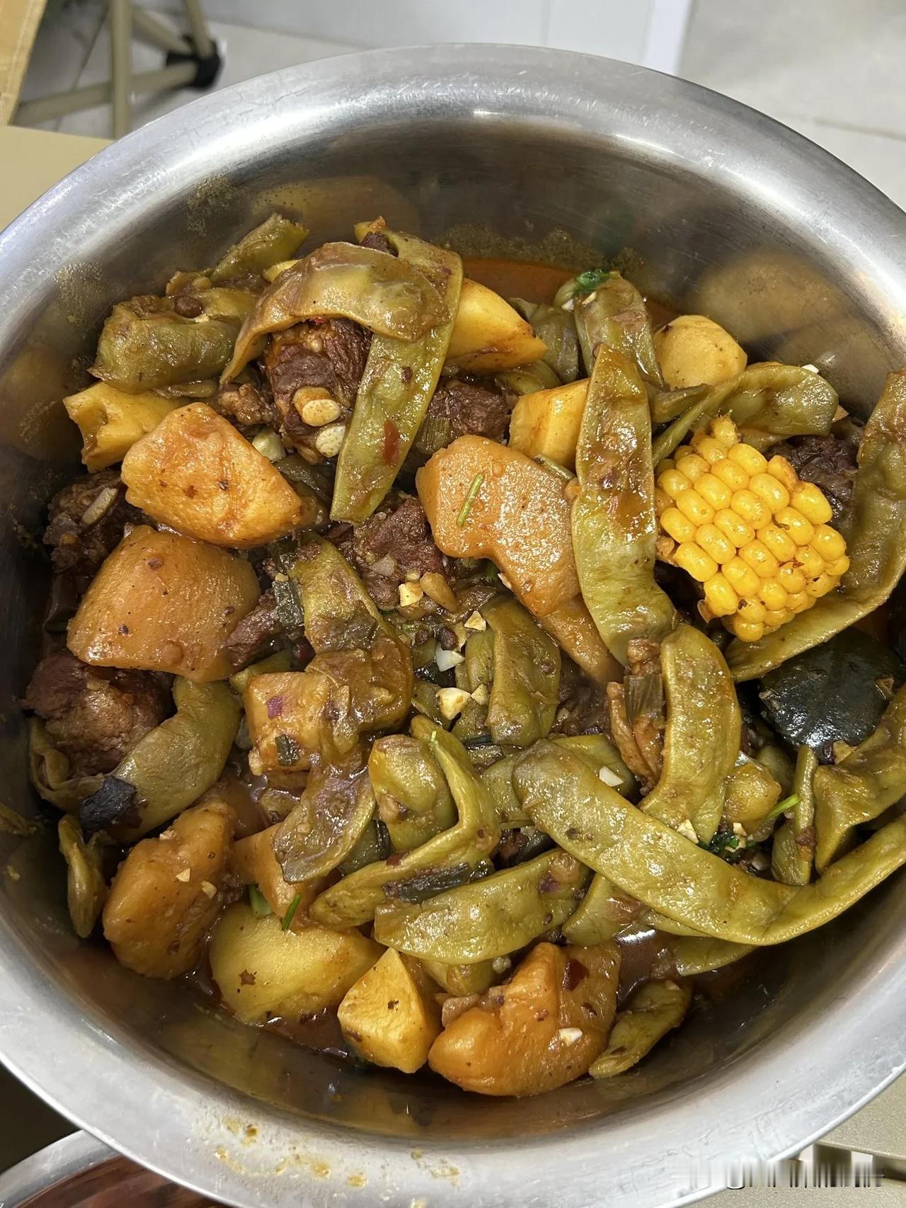 在东北，要说权威的菜，锅包肉和小鸡炖蘑菇都得提名。

锅包肉起源于清末的哈尔滨道