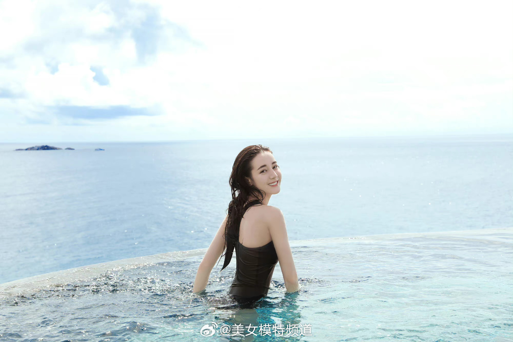 迪丽热巴黑色挂脖裙明艳优雅 