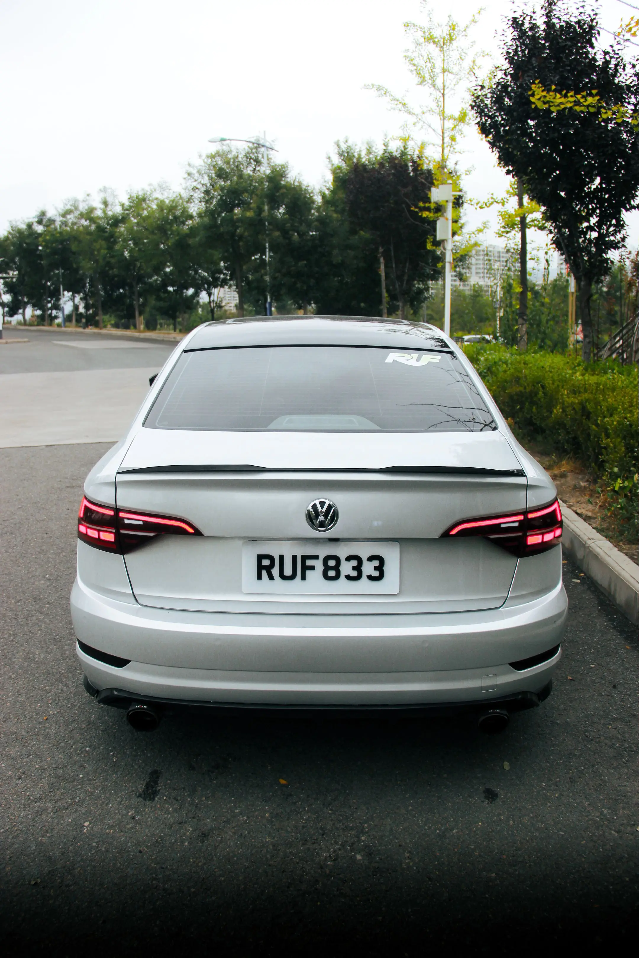 快艾特你的兄弟开着这么帅的车来接你