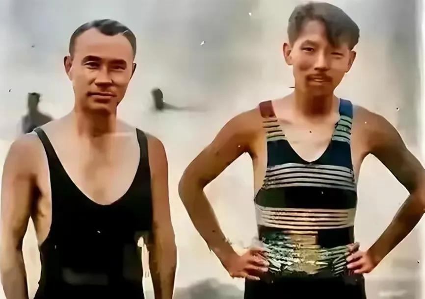 1930年，北戴河海滩有位穿泳装、双手叉腰的年轻人——张学良。人们印象中他是英俊