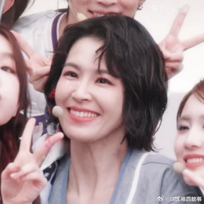 歌手直播 舞台之上难得的真挚情谊，曾沛慈打心底欣赏魏如萱，这份偏爱真诚又热烈。曾