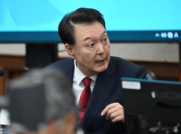奇了怪了！尹锡悦律师称尹锡悦已经虚弱到连楼梯都爬不动了，很难坐在审判席上，所以没