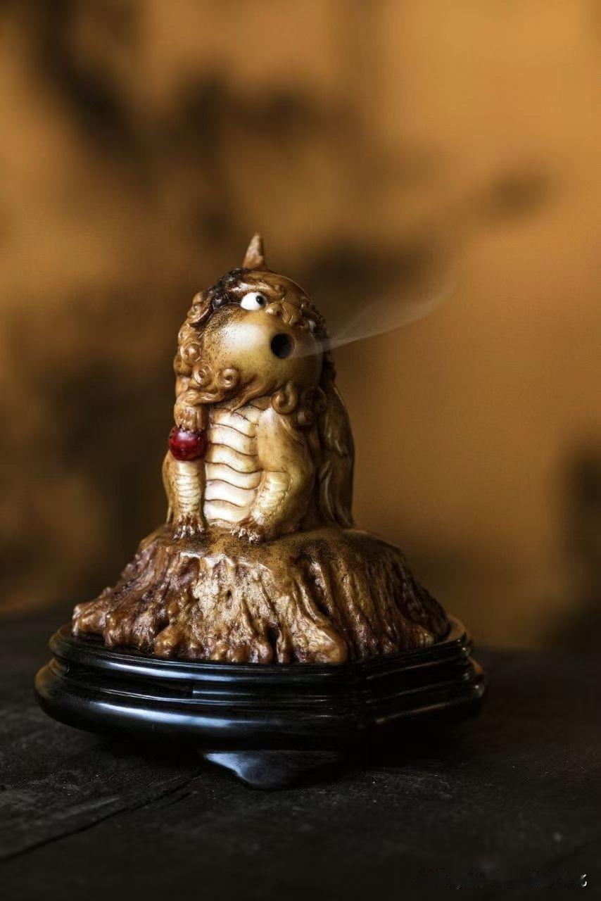 鹿角｜香炉

有些器物，本该威严，
却偏偏多了一点“可爱”。

小角微翘，圆目轻