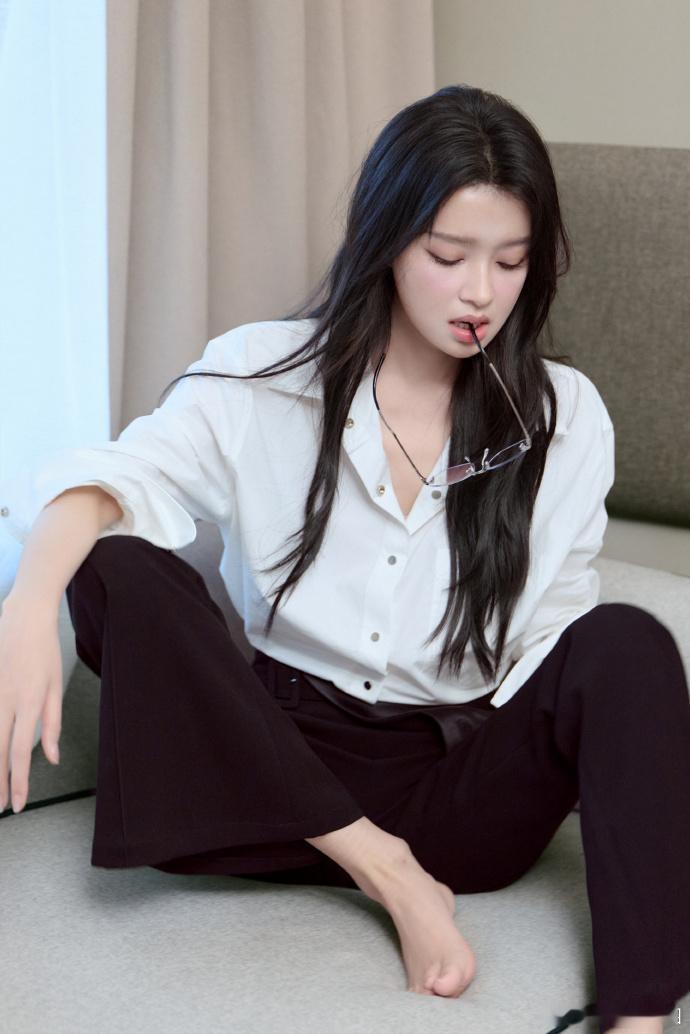 孙怡光脚丫光脚出镜搭配白衬衫，咬眼镜的画面让人眼前一亮。孙怡保持松弛自在的状态，