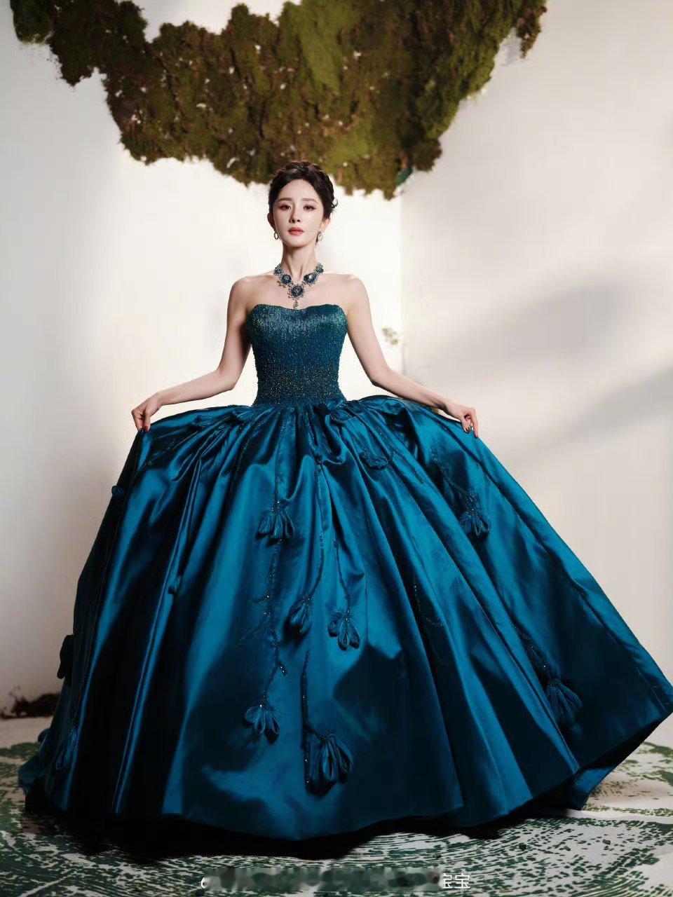 杨幂 蓝孔雀女王啊啊啊美到失语！这套造型简直是神来之笔，高贵又冷艳，我被美貌正面