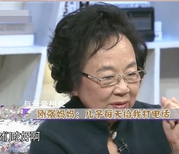主持人刚强的妈妈称，我儿子刚强在大学毕业后就进入中央电视台工作，每天都要打两三个