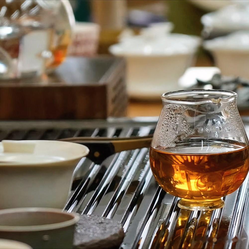 《茶道吟·水调歌头》
茶有浓淡路，人历喧静途。青瓷浮沉辗转，盏里意如书。浓处曾惊