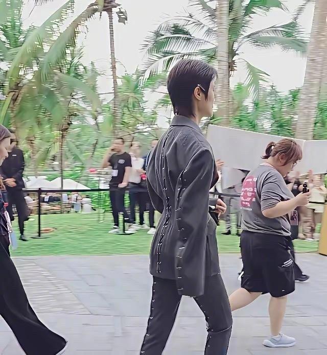 大金链子+油头+西装，看背影还真没认出来是春哥！ ​​​