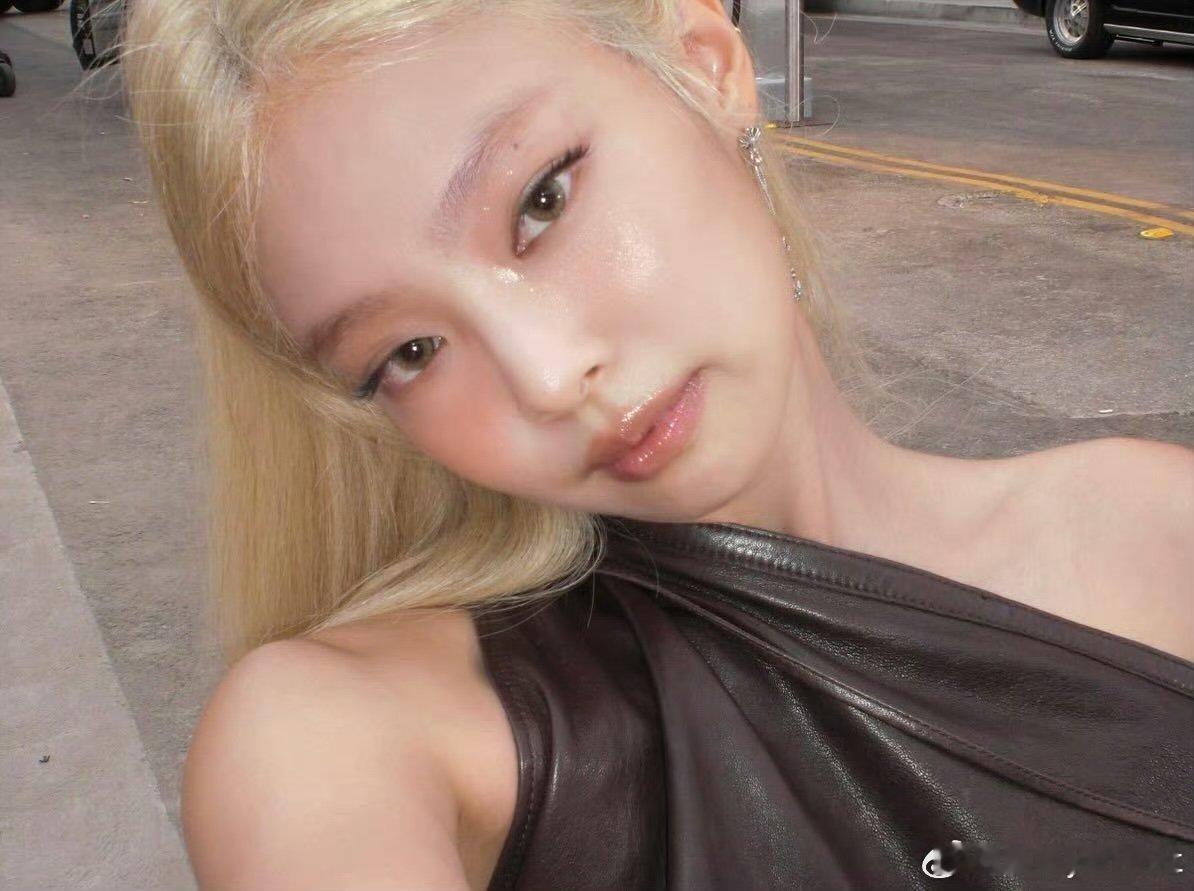 #Jennie金发自拍#Jennie真的懂我们想看什么，几张自拍就能把我迷成傻子