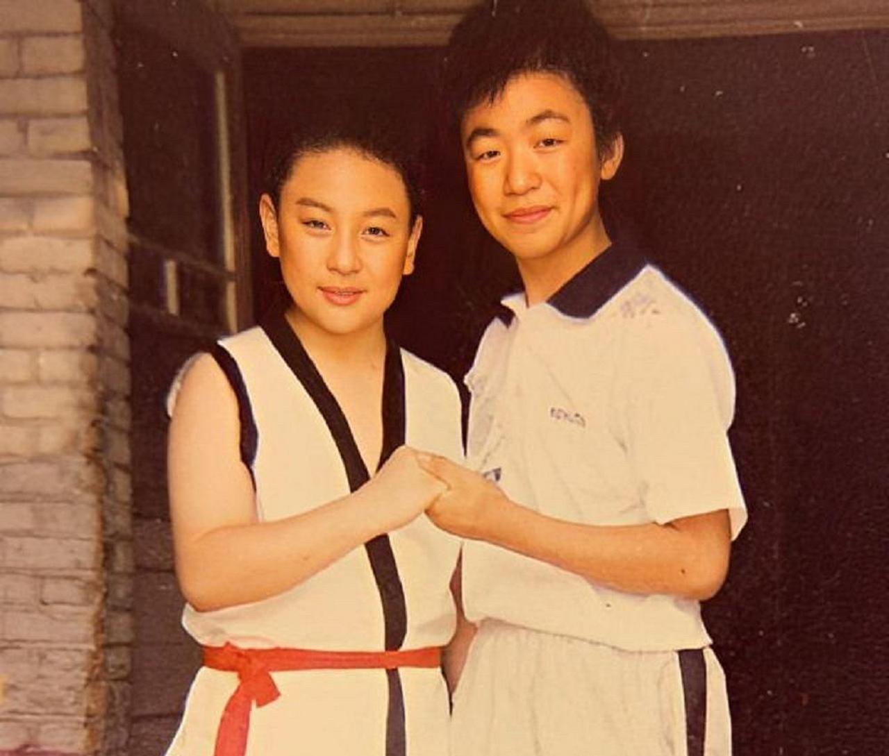 1996年，12岁的王宝强和8岁的释小龙在少林寺的一张童年合影，对于后来成名的王