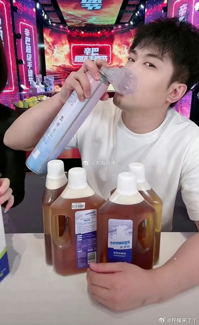 吸氧这个领域，蛋蛋已然超越了前恩师辛巴 ​​​[允悲] ​​​