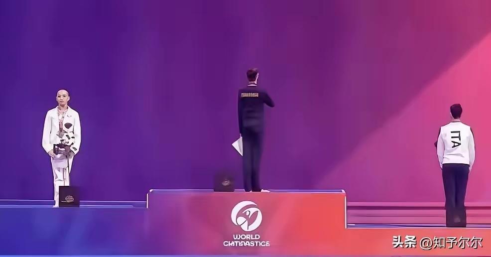 事儿在体育圈闹得挺大，一个才15岁的俄罗斯小姑娘，在保加利亚领奖台上把脸扭过去了