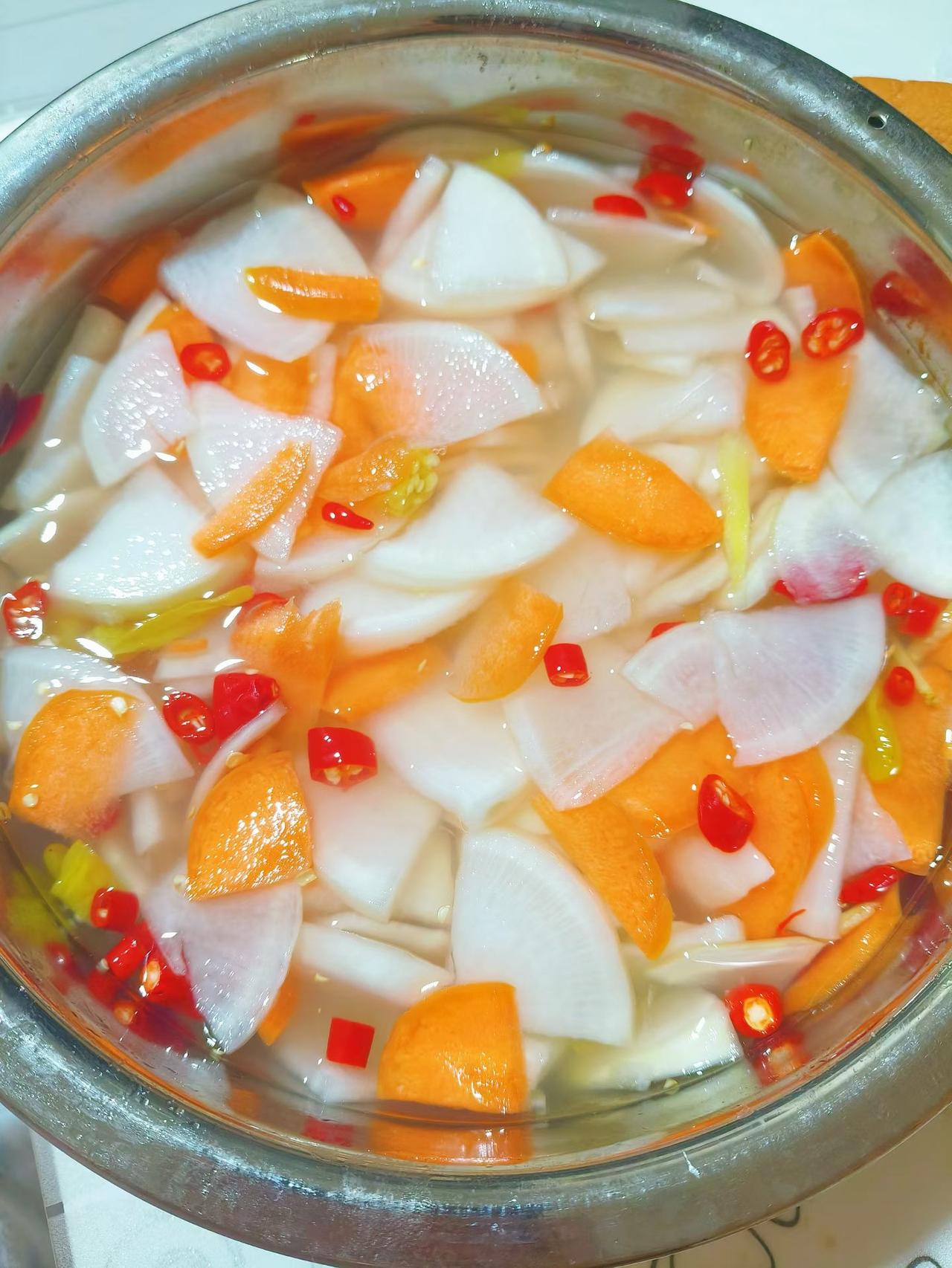 这几天在家里没事干，想着整点啥来打发时间。
心血来潮就动手泡了一盆小咸菜，每天没