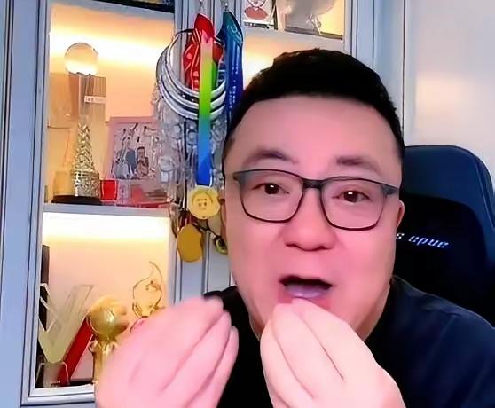 董路直播自己辛苦八九年带的孩子，一声不吭被中超俱乐部挖走了。俱乐部承诺编制以及好
