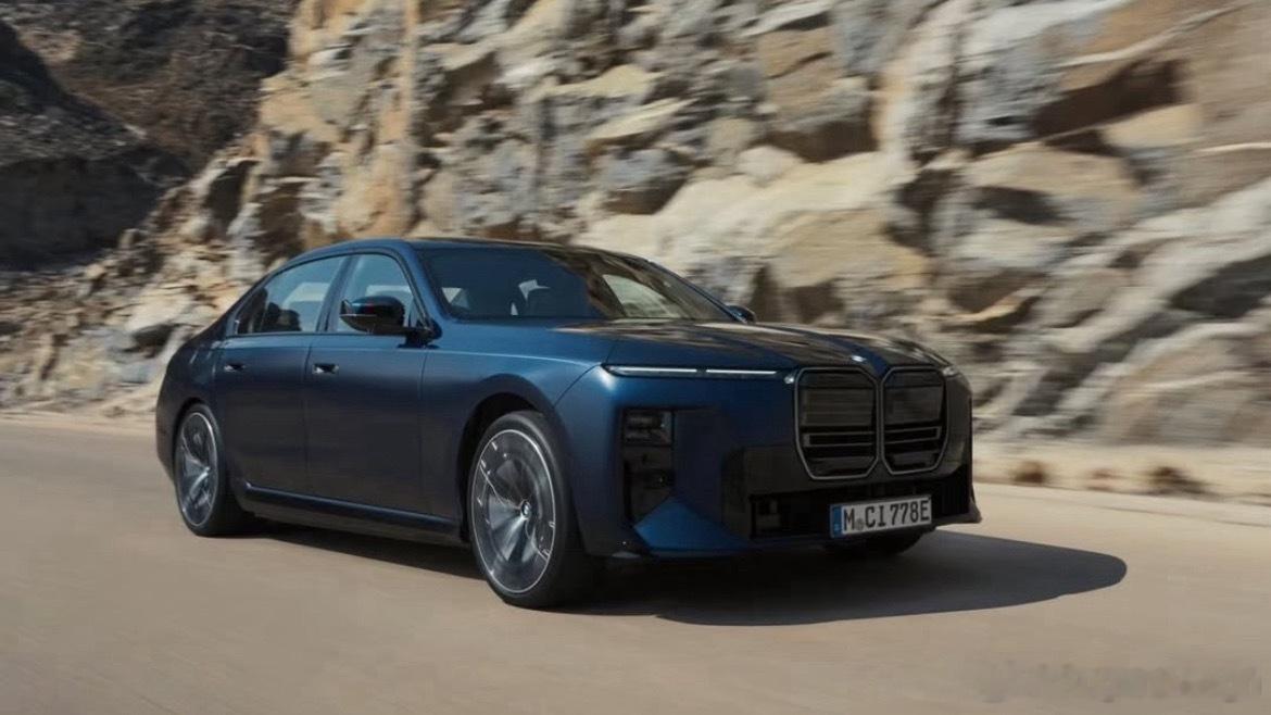 宝马新7系中改官图偷跑！原来尾部是这样式儿的，有点i3味儿了内饰的副驾屏是不是后