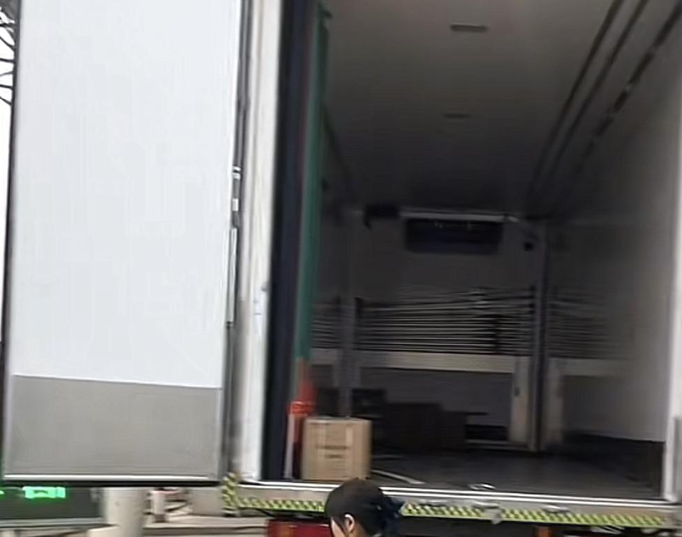 你敢相信吗？这年头连空车都能超重！
据当事人邱先生讲述，他在3月26日驾车经过上