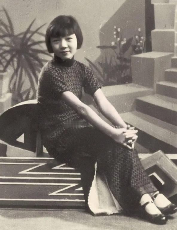 1929年，18岁的丫鬟来凤在厨房偷偷生下孩子，被老妈子发现状告给当家主母，主母