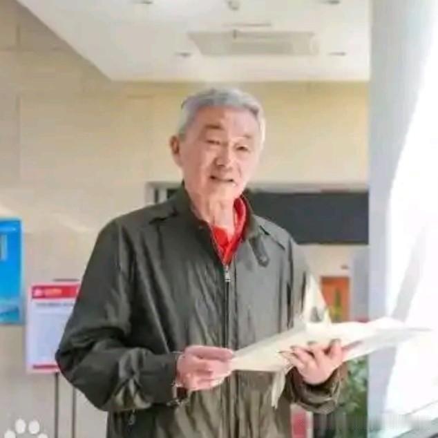 李悦洲的爷爷李次刚，是长兴篮球“教父”，拥有国家级教练、裁判双证书。
1999年