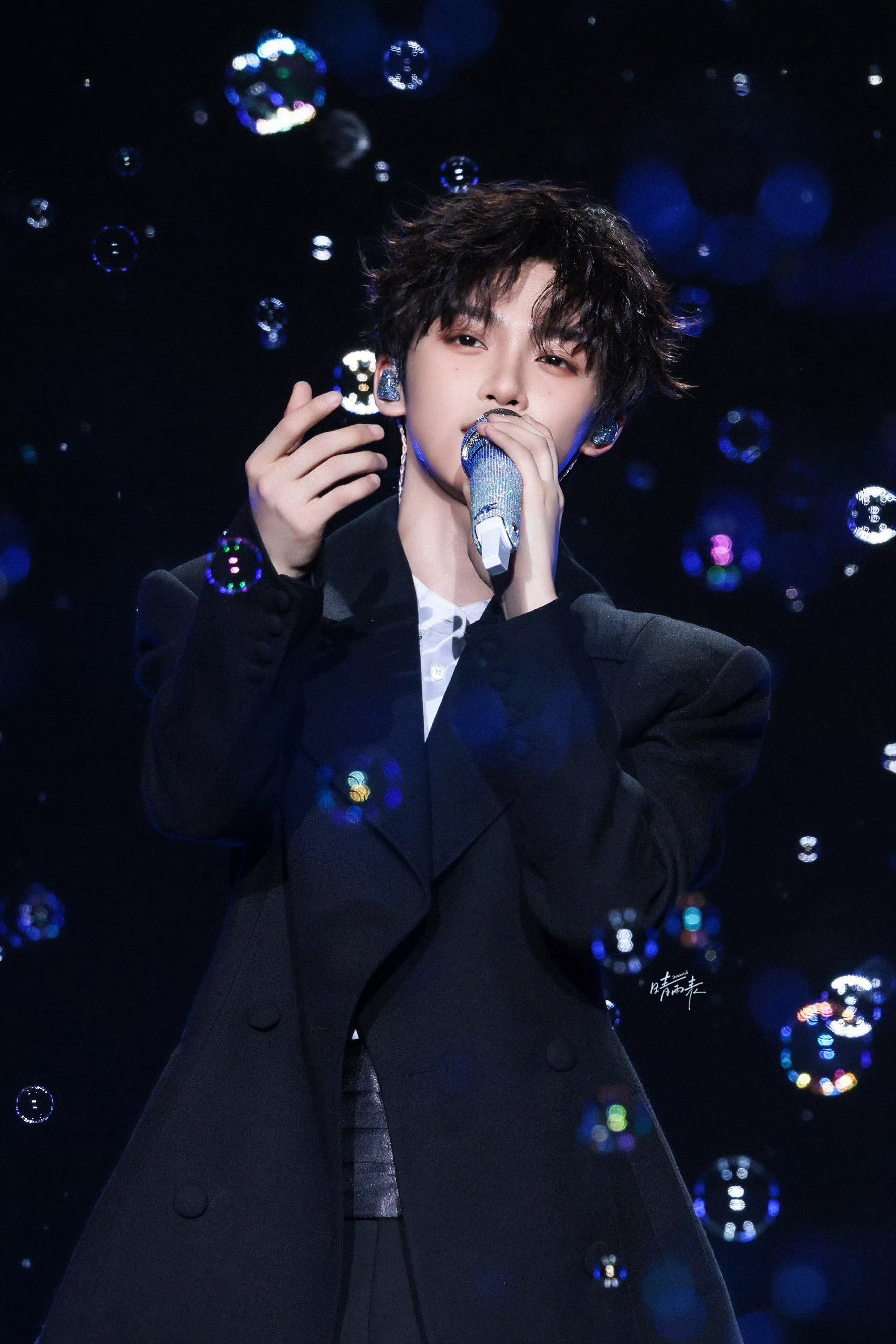 梓渝，这位00后新星，以其独特的个人魅力和才华赢得了大家的喜爱。他的每一次出现都