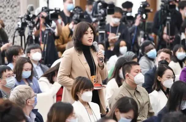 俄罗斯拒绝停火后，泽连斯基向普京抛出“直接谈判”邀约，但开了一个关键条件 当地时