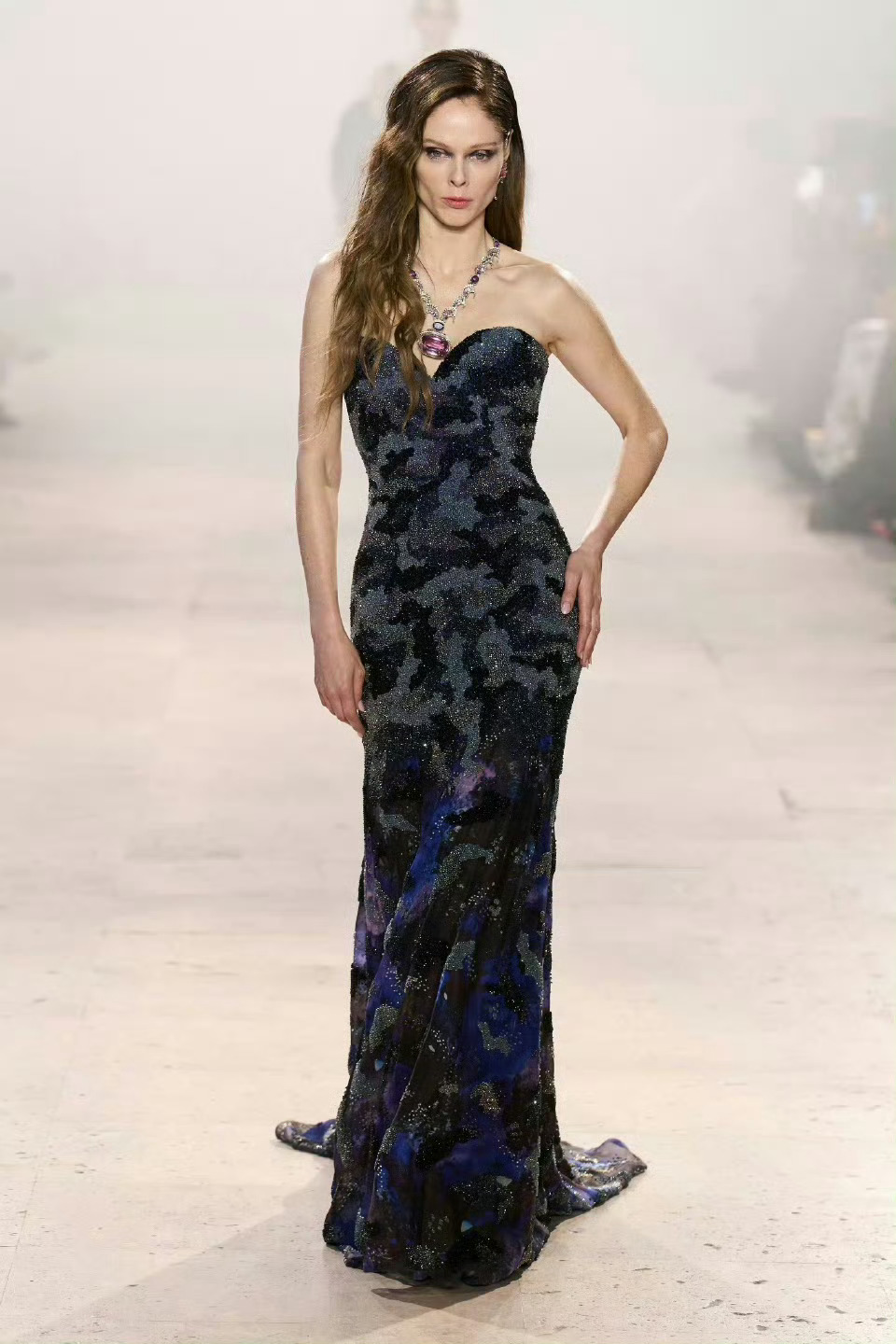 白鹿微博之夜演绎Rahul Mishra 2026春夏高定七点半就要跟李佩仪见面