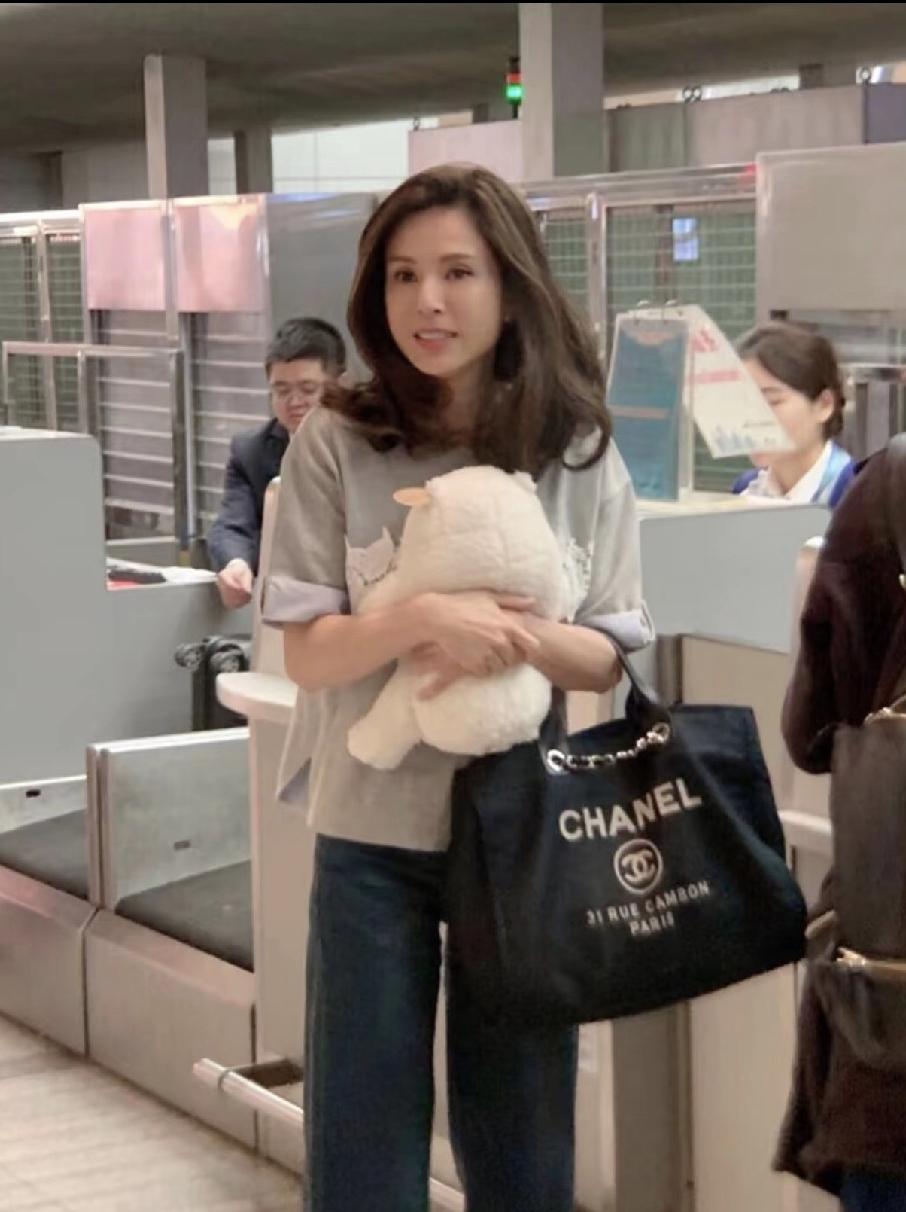 李若彤如今略显丰腴，却更添韵味——那份恰到好处的“肉感”，反而让她显得格外温润动