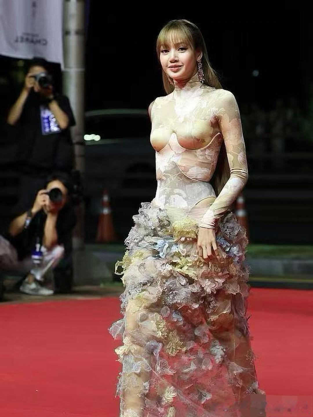 lisa这套礼服是不是强行凹曲线？ 