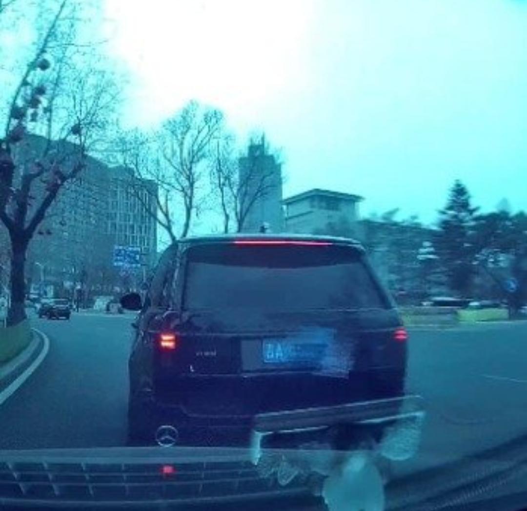 男子遭路虎1分钟恶意别停8次后追尾
 
太气人了！正常开车竟被路虎1分钟恶意别停