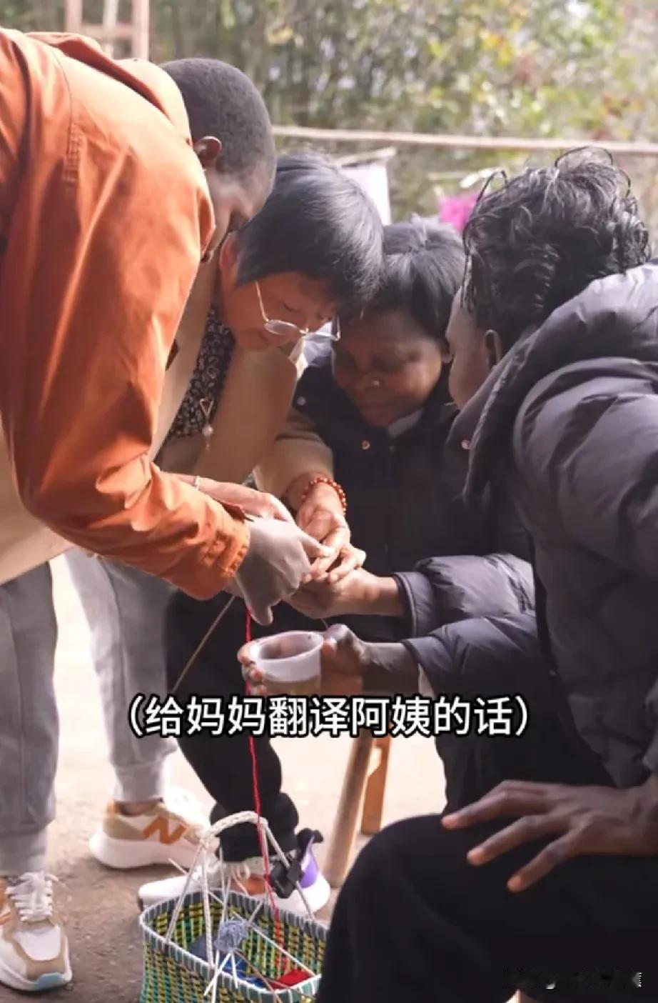 天冷了，吴建云贴心给乌干达丈母娘送来电褥子。可是丈母娘在房间里还穿短袖体恤，网友