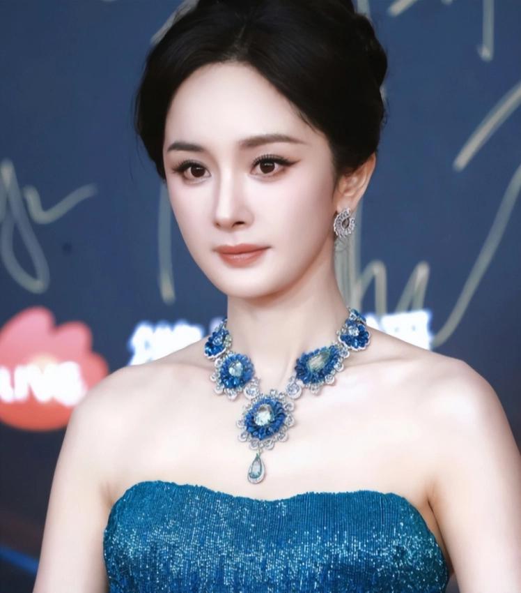 杨幂一袭湖蓝礼裙亮相，气场惊艳
11月3日，2025年微博视界大会。杨幂穿的抹胸