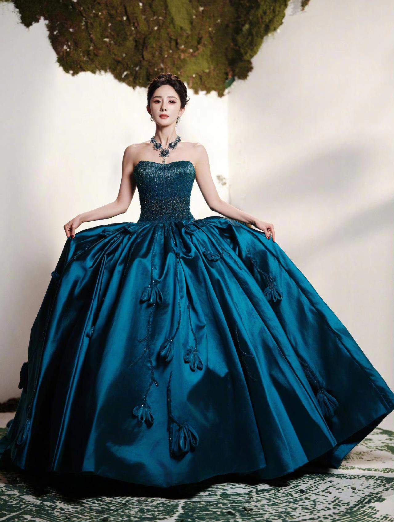 @杨幂 优雅登场今晚活动现场。如花绽放，向万物[比心]