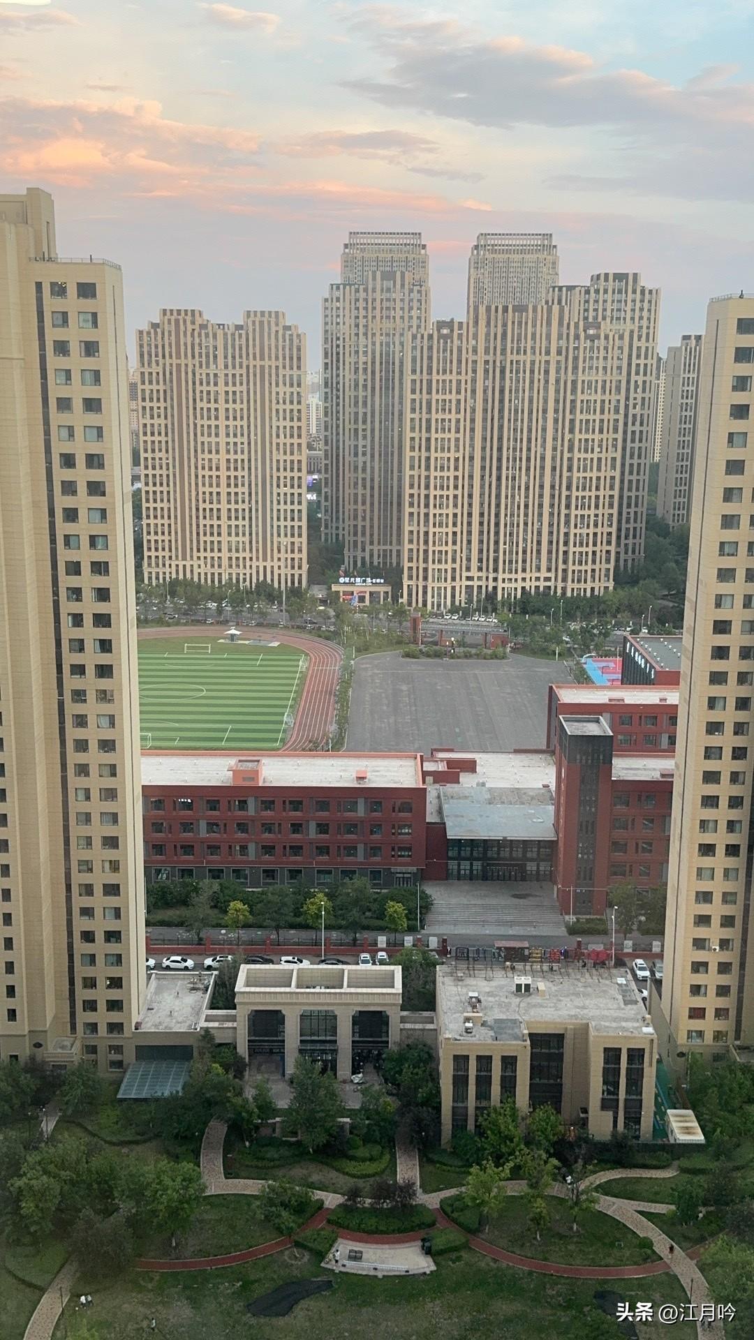 今天孩子生地结业分考场，心里一直盼着能分到家楼下的学校，毕竟出了南门几步路就到，