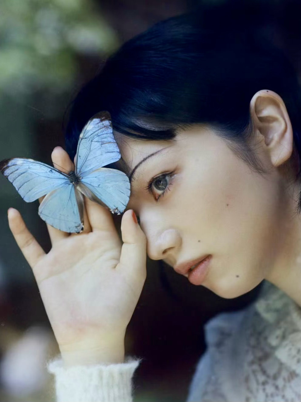 🦋“成为蝴蝶是神的应许。”2023年，小松菜奈登上《时尚芭莎》日本版的一幅艺术