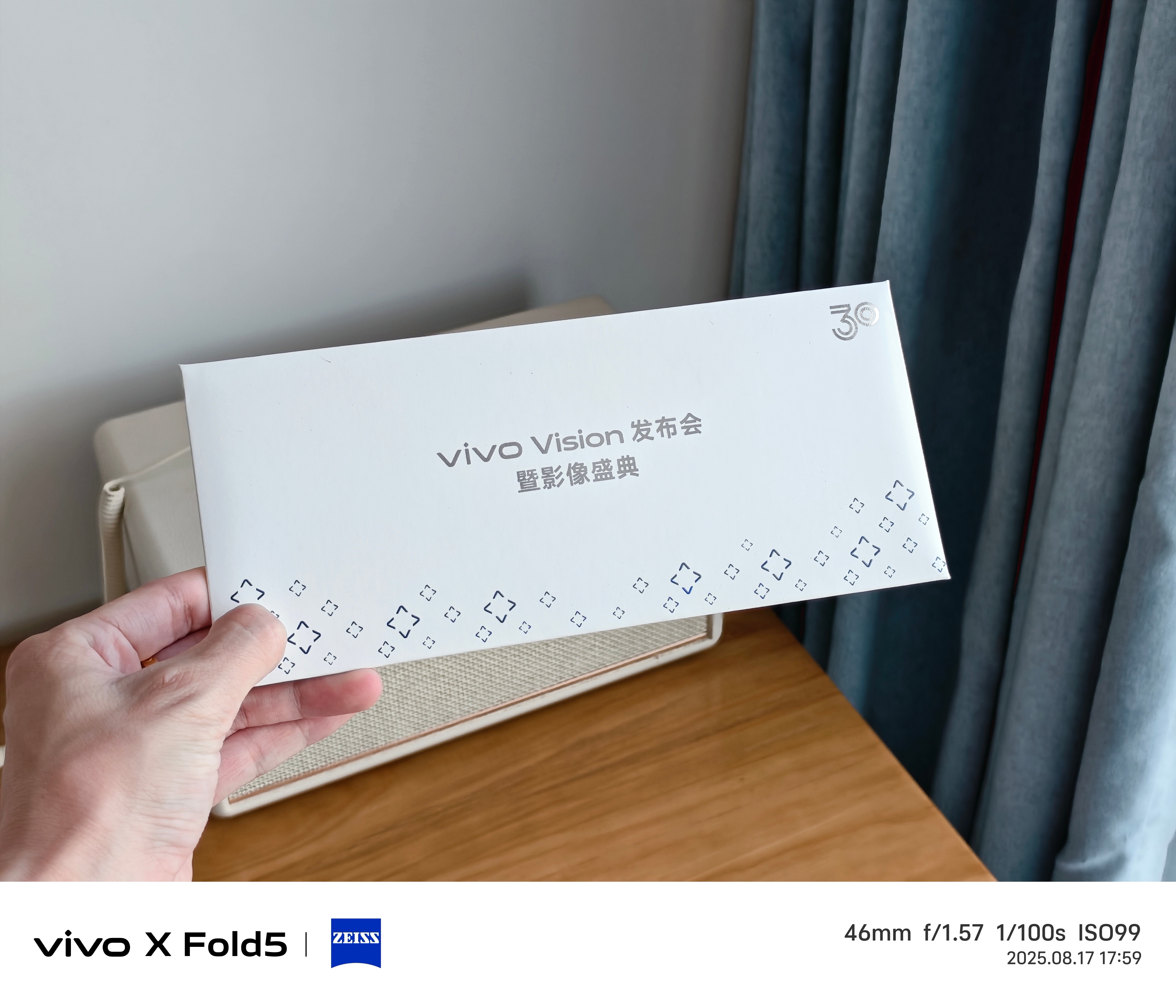 8.21日，东莞长安体育馆，vivo Vision发布会暨影像盛典见~[来抱抱]