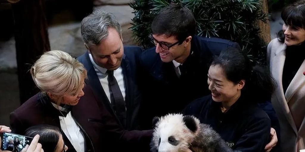 2025年12月4日，法国总统马克龙与夫人布里吉特访华第二天，在北京人民大会堂出