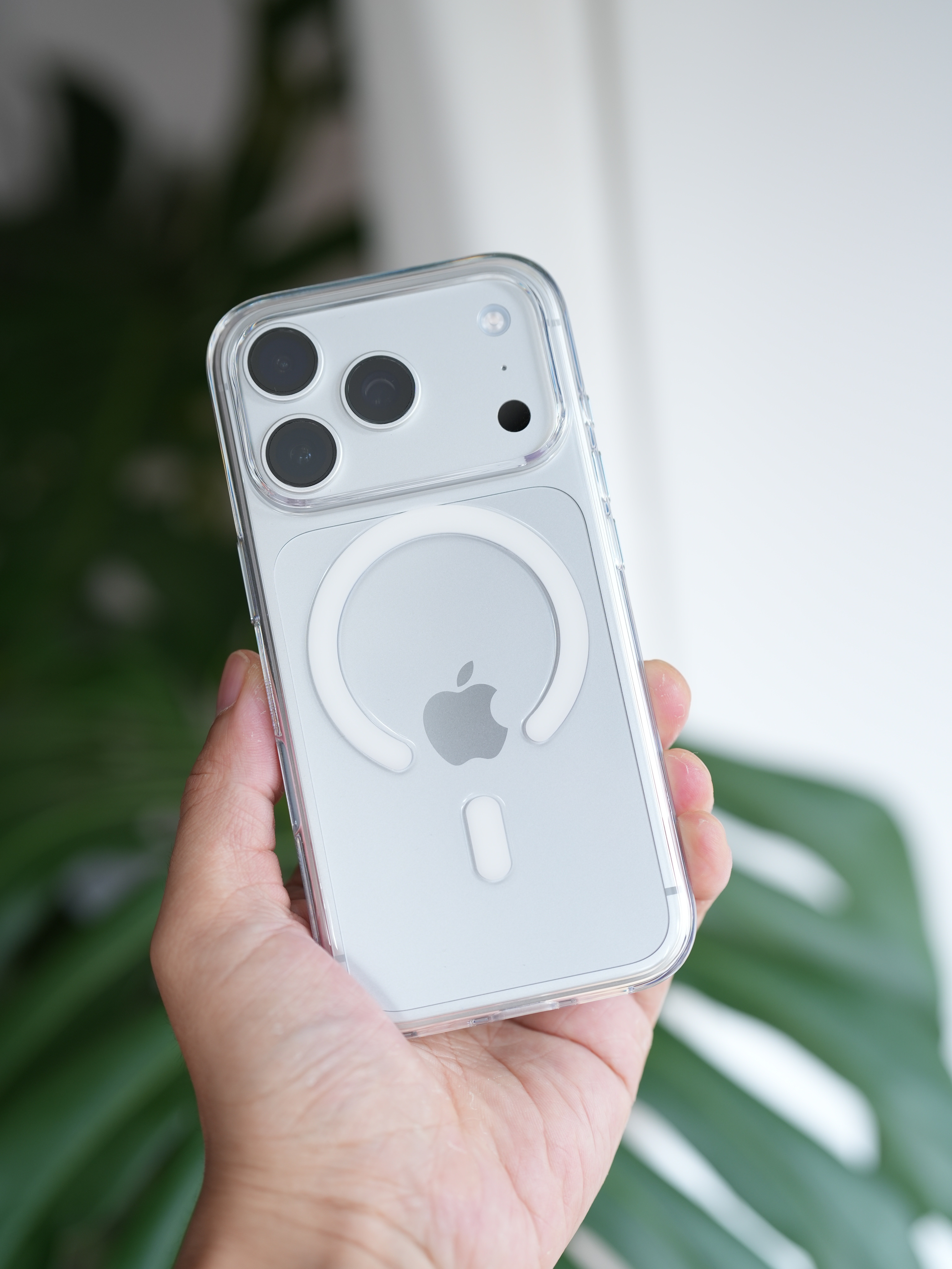 iPhone 18 Pro的Logo上移后在透明壳的位置以及跟上代的对比，感觉舒
