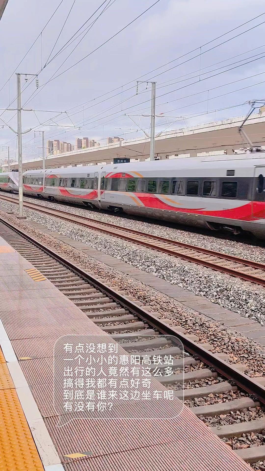 本来以为车站的人不会太多，结果一到现场，排队的队伍都快看不到头了。大家行色匆匆，
