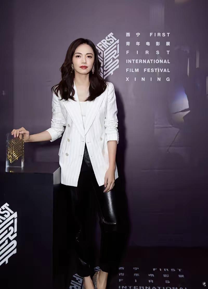 姚晨一生最重要的四个男人。1.前夫凌潇肃，他跟姚晨是北电同班同学，上大二的时候恋