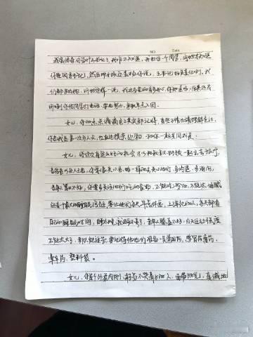 房东的猫小黑读信，将父爱娓娓道来，那份深沉，似天下父亲共有，悄然流入心间。 ​​