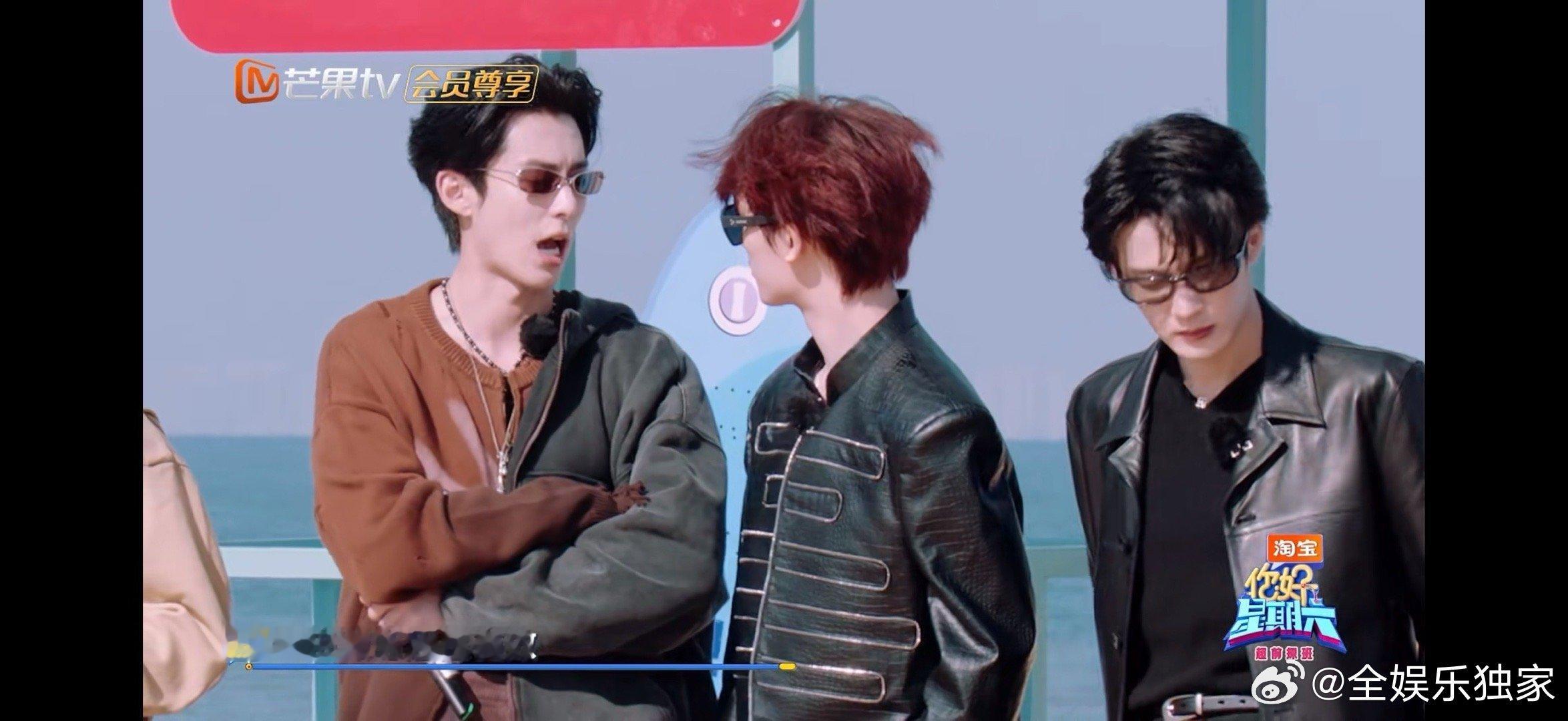 王鹤棣的腹肌被丁程鑫认证了你好星期六救命！丁程鑫摸王鹤棣腹肌还笑的超认可，这是什