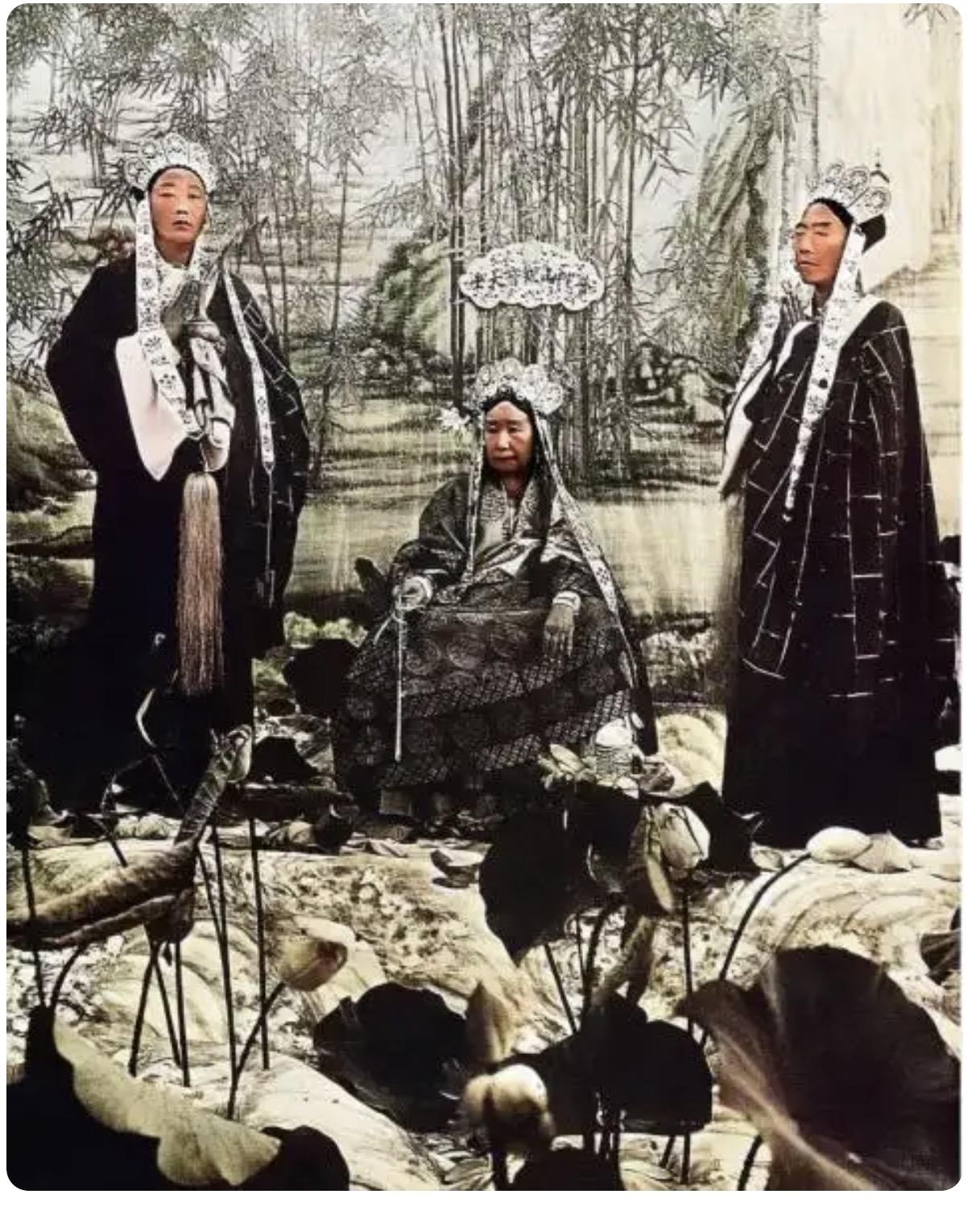 哎我去，真的是哭笑不得啊！慈禧这个败家老娘们晚年越发癫了，成天“装神弄鬼”的玩c