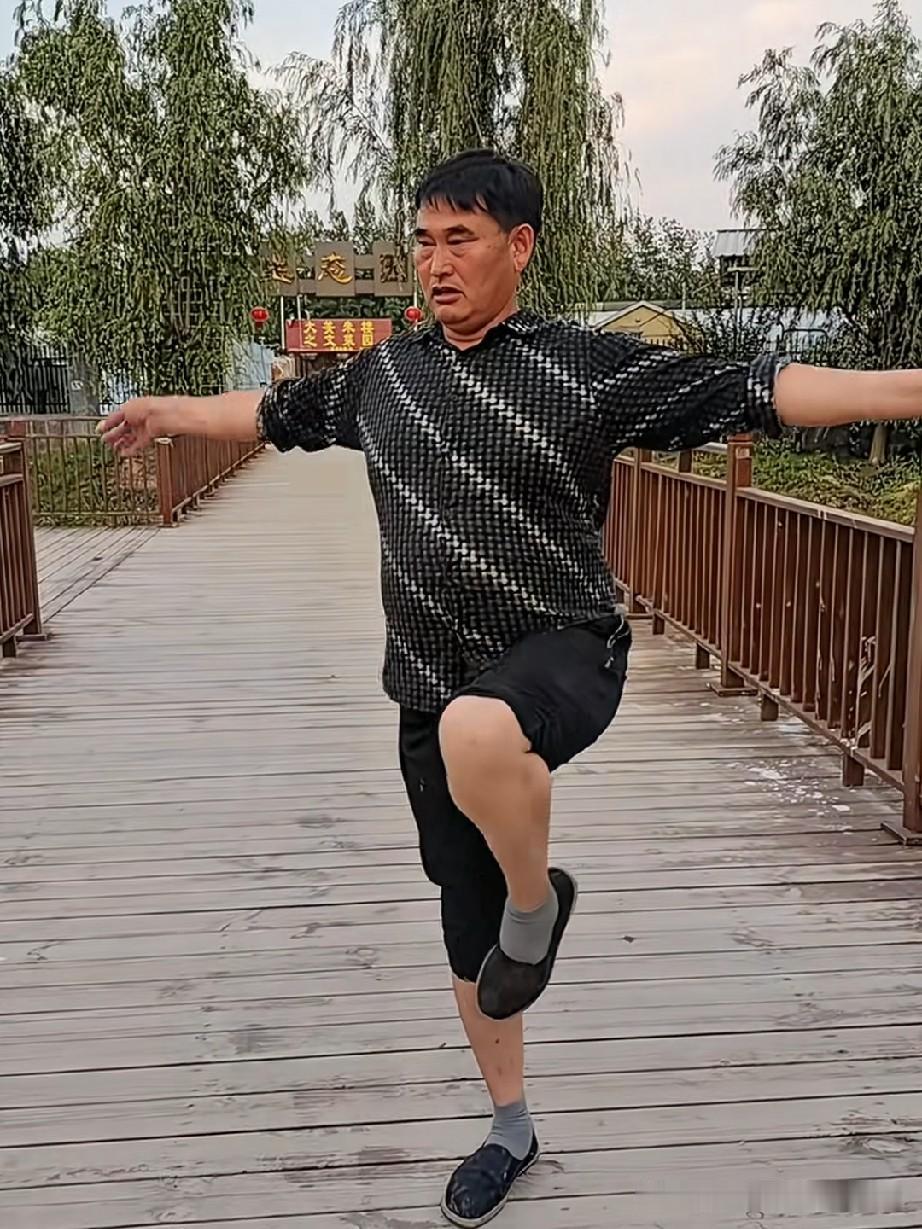这个图片上展示的地方应该是在公园，大衣哥在晨练的时候，碰到了热情的粉丝朋友们，大