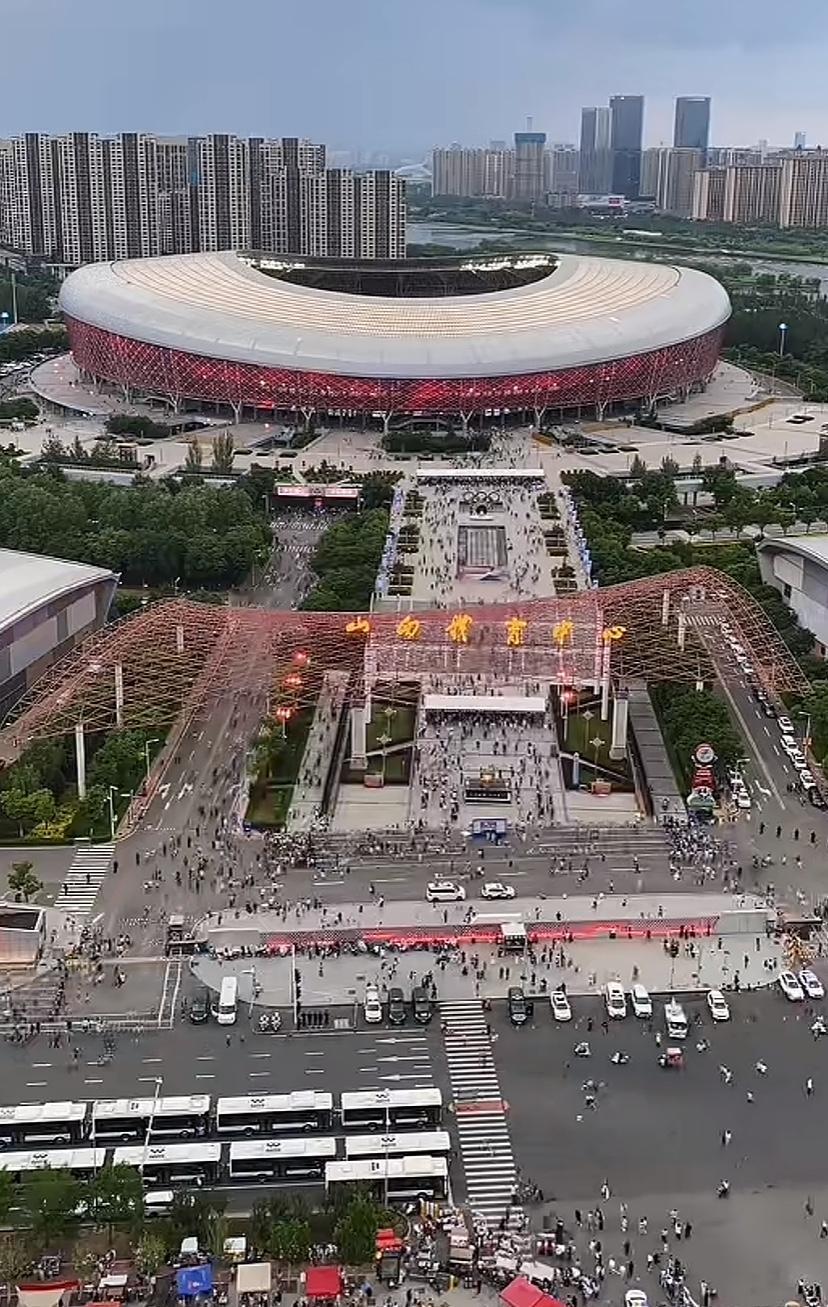 好夸张啊！太原周深演唱会人气火爆，我家就住旁边，也没心情过去看看。太原不愧是演唱